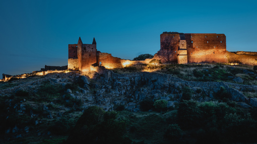 Die beleuchtete Burgruine Hammershus am Abend