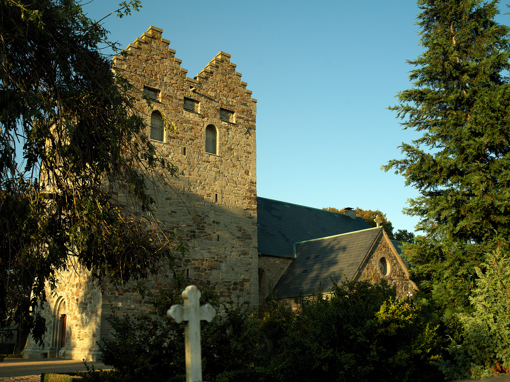 Blick auf die massiven Doppeltürme der Aa Kirke in Aakirkeby