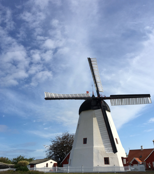 Gut erhaltene, weiße Windmühle auf Bornholm