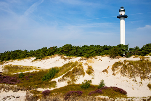 Hinter den Dünen von Dueodde thront der Leuchtturm Dueodde Fyr
