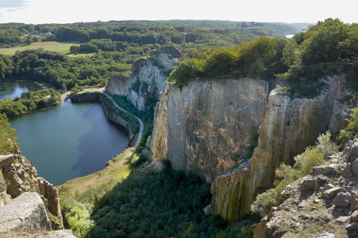 Kletterparadies Opalsee auf Nordbornholm mit steilen Granitwänden
