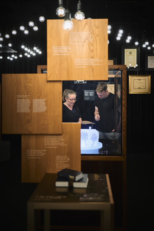 Paar erkundet das Carl Nielsen Museum in Odense