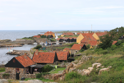 Historische Gebäude an der Küste von Christiansø