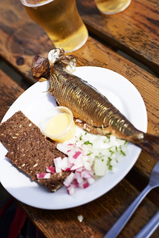 Sol over Gudhjem - die berühmte Räucherfischspezialität der Ostseeinsel Bornholm