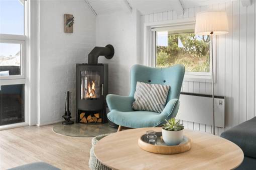 Blick auf das Kaminofenfeuer im gemütlichen Wohnraum von Ferienhaus BV134 in Blåvand