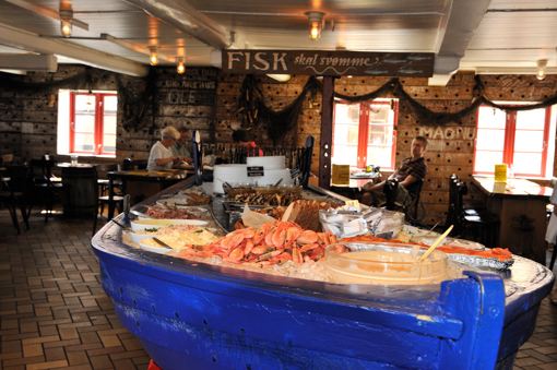 Bornholmer Fischbüffet - angerichtet in einem alten Ruderboot mit allem, was das Herz eines jeden Fischliebhabers begehrt