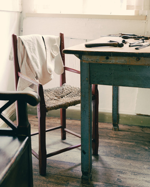 Blick auf einen alten Tisch und einen alten Stuhl im Kindheitshaus H.C. Andersens