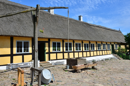 Eine Außenstelle des Bornholms Museums - der historische, in der Saison belebte Fachwerkhof Melstedgård bei Gudhjem