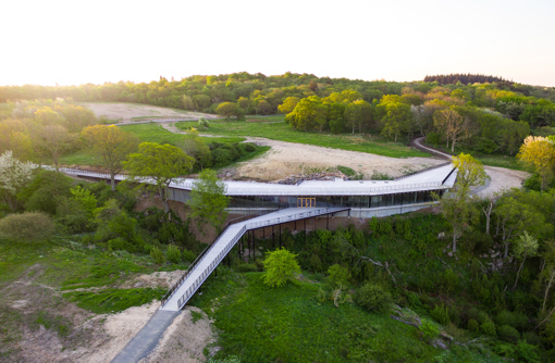 Beeindruckend in die Landschaft eingebettet - das moderne Besucherzentrum der Burgruine Hammershus