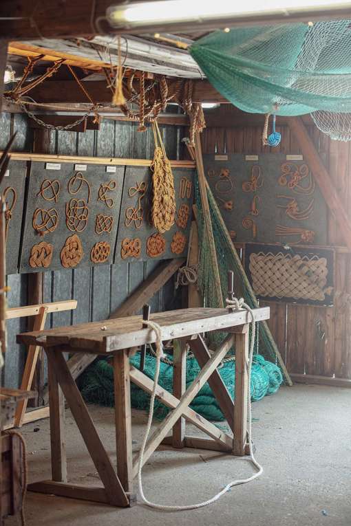 Werkbank und verschiedene Seemannsknoten