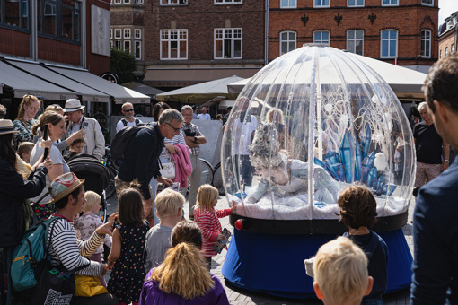 Eine lebendig gewordene Schneekugel mit der Schneekönigin verzaubert die Zuschauer beim HCA-Festival