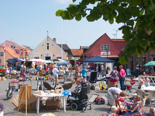 Lebendiges Treiben auf dem beliebten Floh- und Trödelmarkt auf dem Marktplatz von Aakirkeby
