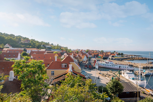 Blick über die Häuser und den Hafen von Gudhjem in der Nähe des Bornholm Artmuseum