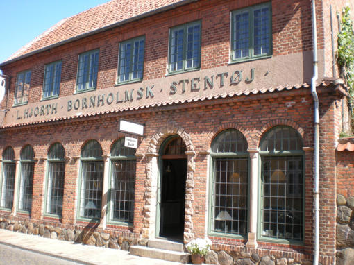 Blick auf die Außenfassade der historischen Hjorths Fabrik, die ein Keramikmuseum beherbergt