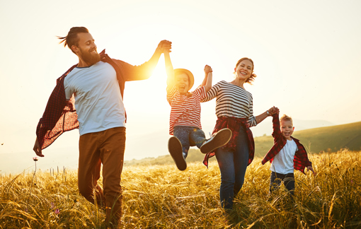 Familie auf einem Feld in Dänemark