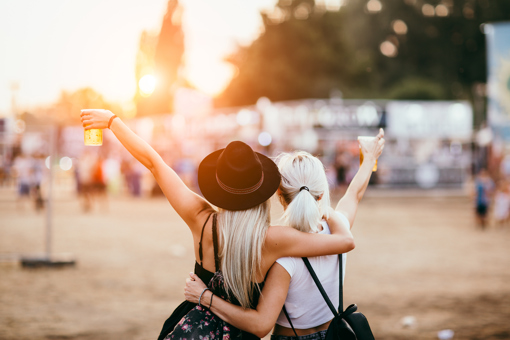 Zwei Frauen bei Festival
