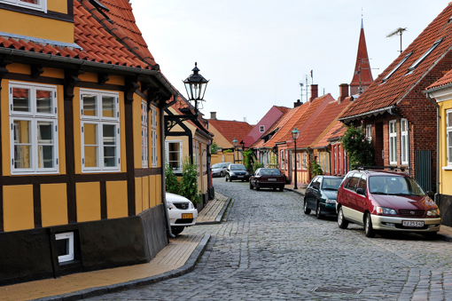 Kopfsteinpflaster und bunte Fachwerkhäuser in der Altstadt von Rønne