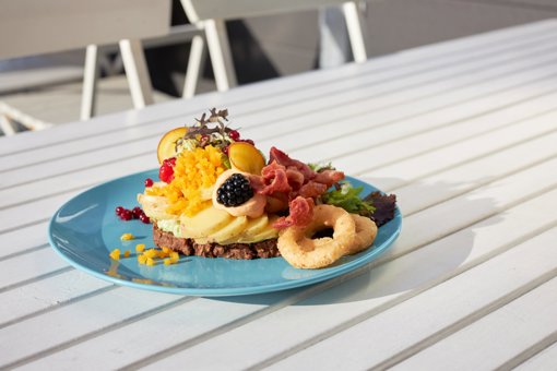 Hübsch dekorierter Teller mit dem dänischen Klassiker Smørrebrød