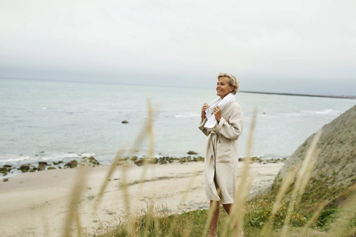 Frau entspannt an der dänischen Westküste