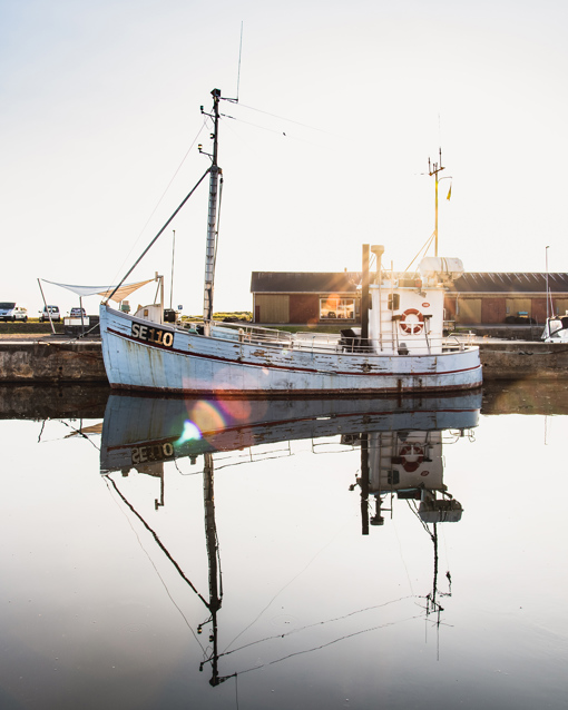 Fischkutter im Fischereihafen von Hasle im Abendlicht