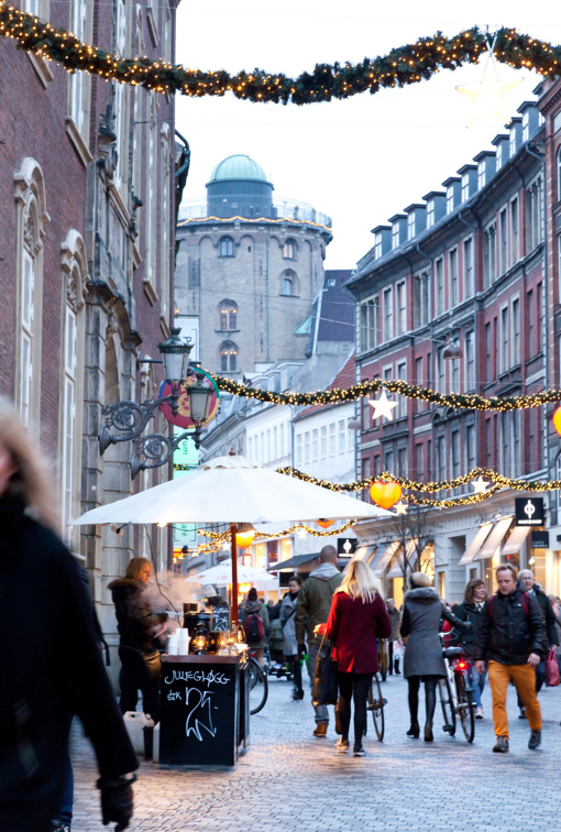 Beim Runden Turm (Rundetaarn, 17. Jahrhundert) in Kopenhagen