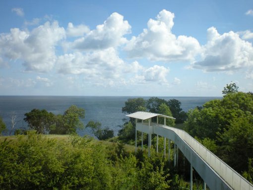 Der Aussichtturm des Bornholms Kunstmuseums besticht mit einem fantastischen Blick auf Felsenküste und Ostsee.