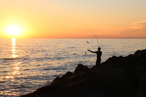 Abendstimmung auf der Mole: Urlaubs-Idylle mit Angel