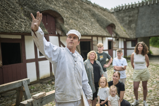 Familie bei einer Führung im Freilichtmuseum Den Fynske Landsby