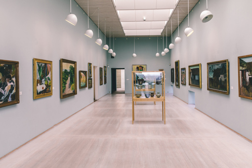Blick in einem Ausstellungsraum des Bornholms Kunstmuseum nahe Gudhjem