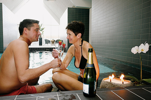 Paar am Pool im Ferienhaus auf Rømø