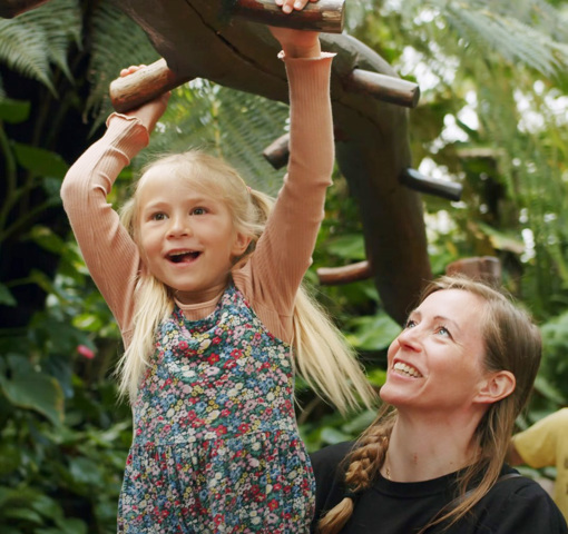 Mutter und Mädchen im Dino-Dschungelpfad