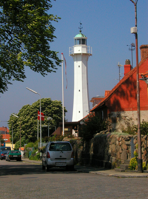 Blick auf den weißen Leuchtturm Rønne Bagfyr am Hafen