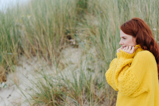 Frau in den Dünen an der Nordseeküste Dänemarks